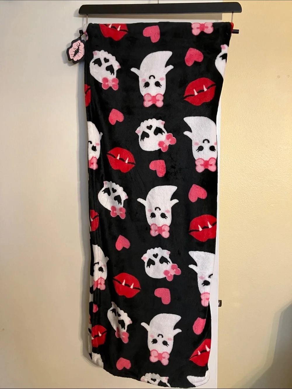 💋Betsey Johnson adorable Halloween plush throw blanket ghosts skulls lips NWT